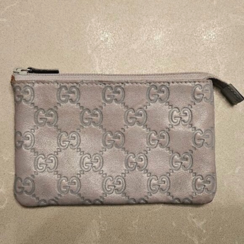 Gucci Logo Zip Wallet Pouch. Unisex. Embossed Logo.